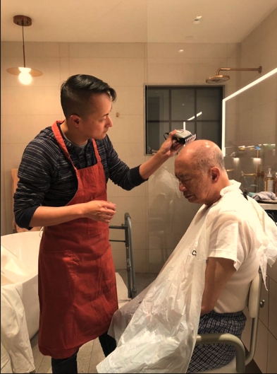 么兒吳義方是父親吳宇森的專業理髮師(圖/倪有純提供) 