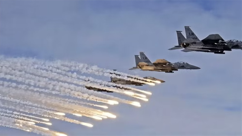 俄軍戰機投放鋁熱彈   圖：翻攝自《環球時報》