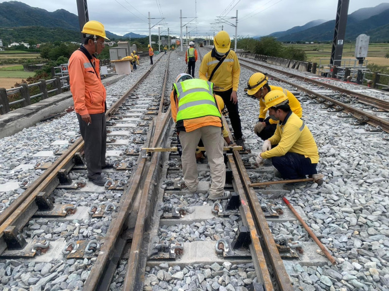 台鐵玉里至東里間軌距檢查。   圖：台鐵局／提供