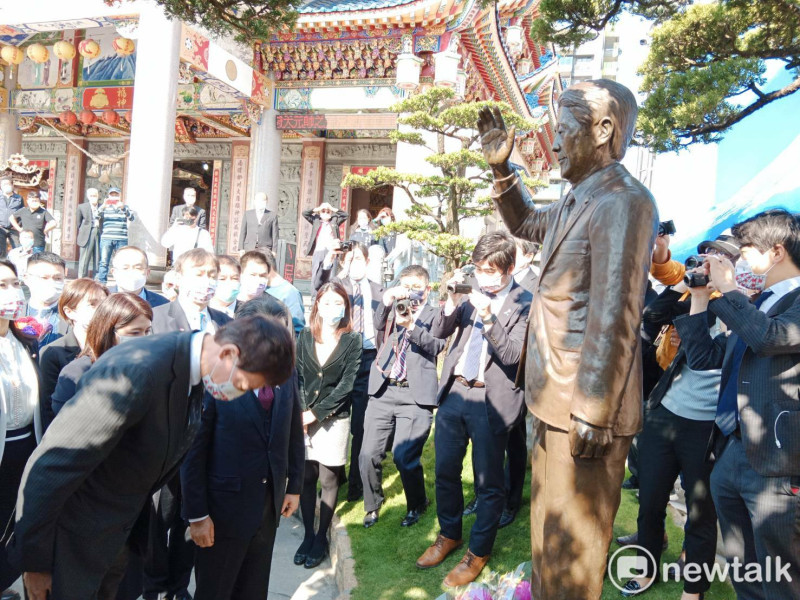 世耕弘成率多名參議員赴保安堂向安倍銅像致意。   圖：孫家銘攝