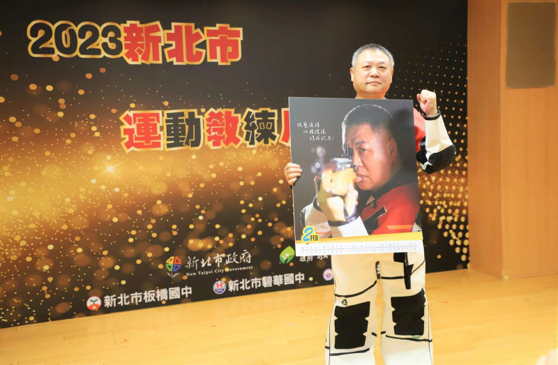 運動教練上台展示月曆－林口高中教練郭孟熙。   圖：新北市教育局提供