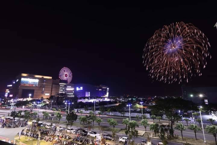 夢時代旁試放跨年高空焰火   圖:翻攝史哲臉書