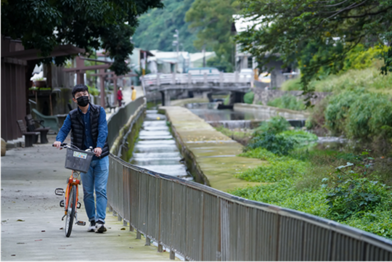 改造工程周邊設有公共自行車系統（YouBike） ，遊客可借用後來此悠遊訪勝。   圖：新北市水利局提供