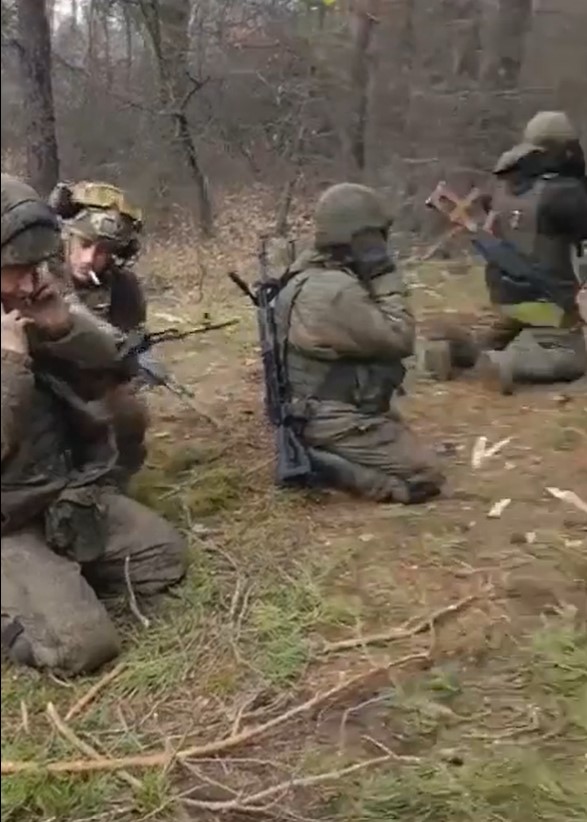 俄羅斯士兵跪地投降畫面曝光。   圖:翻攝自推特@NOELreports