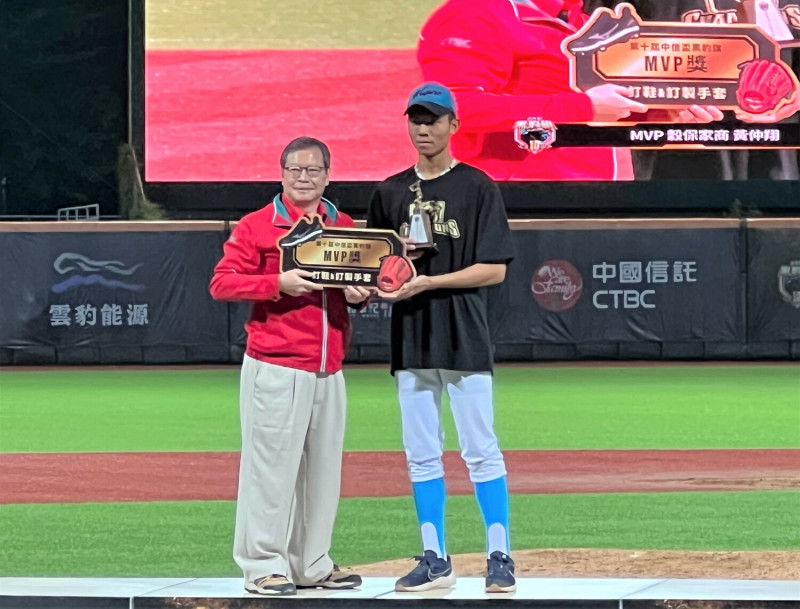 高二選手黃仲翔繳出93球完封勝，獲得大會最有價值球員（MVP）獎。   圖：新北市教育局提供