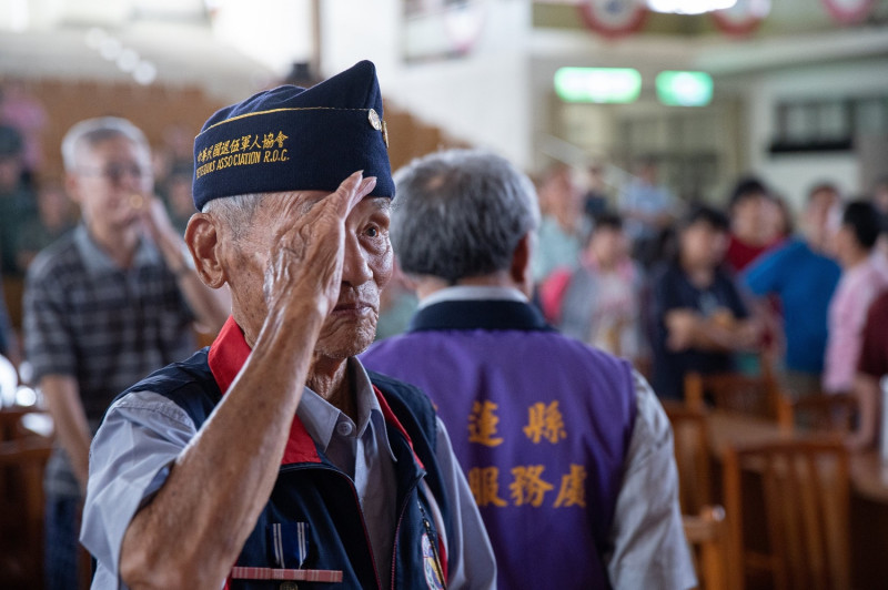 《老兵群像—資深榮民生命故事攝影展》攝影作品《敬禮》。   圖：新北市文化局提供
