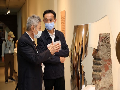 展出藝術家郭清治老師與國父紀念館館長王蘭生。   圖：取自國父紀念館網站