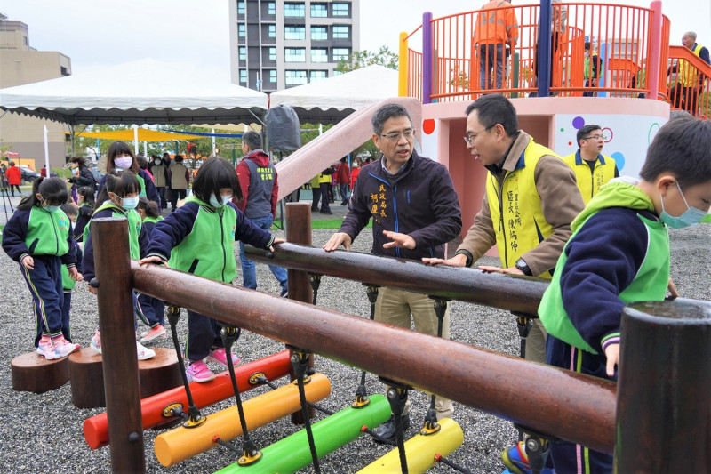民政局長柯慶忠關心小朋友遊戲情形。   圖：八里區公所提供