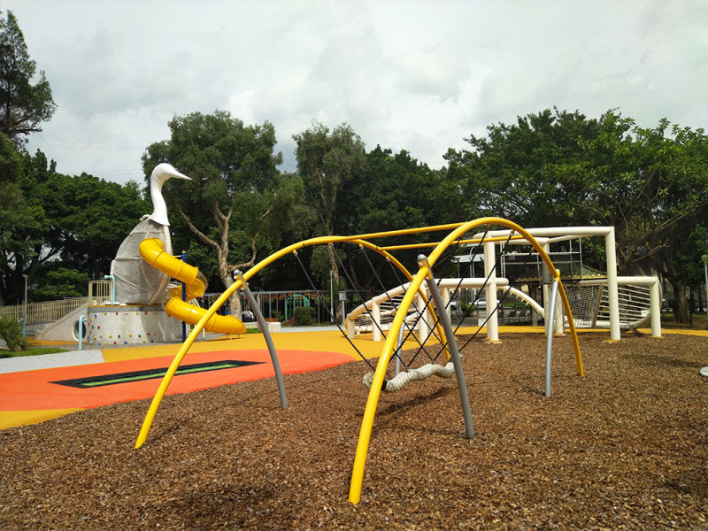 三民公園遊戲場有多樣挑戰設施。   圖：新北市景觀處提供