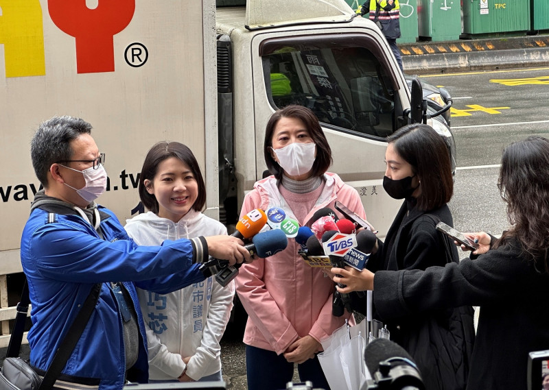 徐巧芯陪同王鴻薇赴南京市場掃街前一同接受媒體訪問。   圖：王鴻薇辦公室/提供