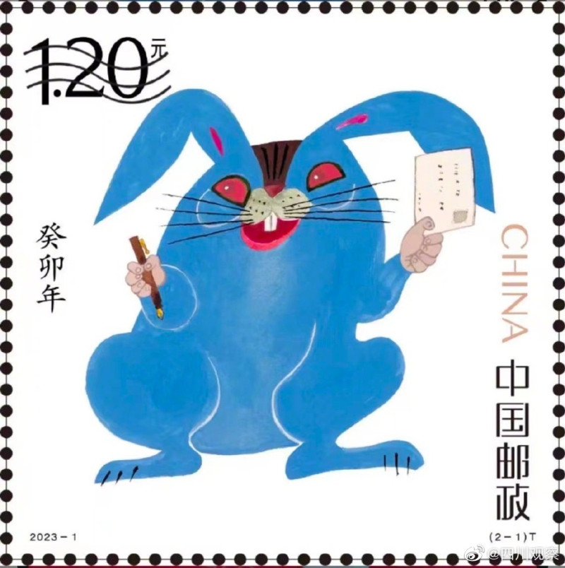 中國郵政公司26日推出的兔年郵票，圖片裡面露微笑的紅眼藍兔子，因整體風格詭異，遭網友批評太醜。   圖:翻攝自微博