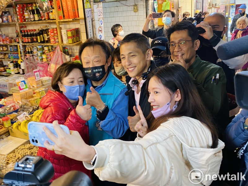 民進黨台北市第三選區立委補選候選人吳怡農、民進黨台北市議員王世堅今前往松江市場掃街。   圖：周煊惠 / 攝