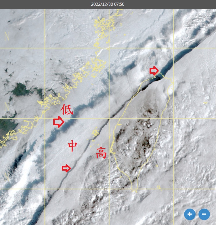 今日衛星雲圖上台灣上空出現一條超清晰的陰影。   圖：取自鄭明典臉書