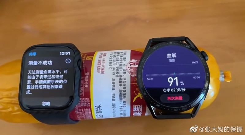 有中國網友將華為的智慧型手錶綁在火腿上，結果測出血氧及心跳。   圖:翻攝自微博