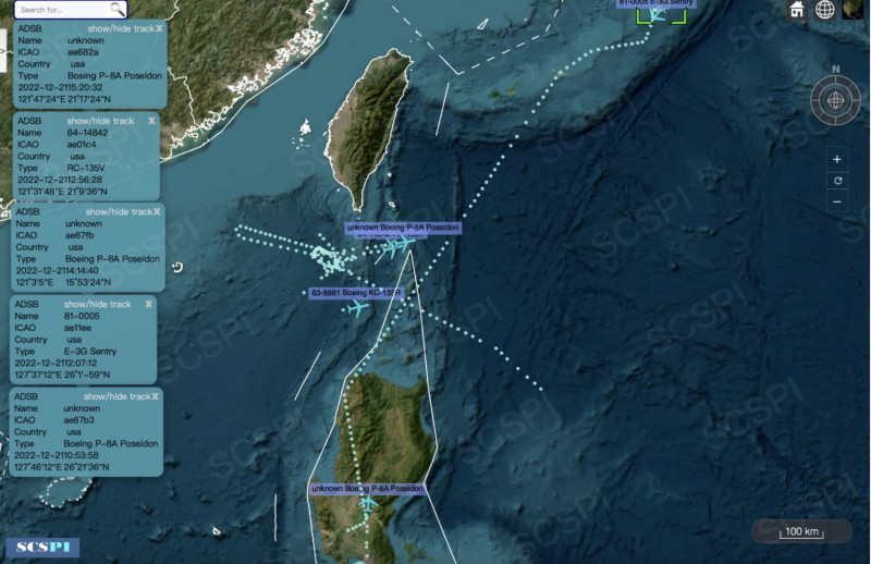 SCSPI在21日下午發布的美軍機航跡動態，當天美軍分別從日本沖繩嘉手納空軍基地和菲律賓克拉克空軍基地出動5架偵察機和1架KC-135R空中加油機，在台灣海峽南端的南海海域及巴士海峽之間活動。   圖：翻攝@SCS_PI推特