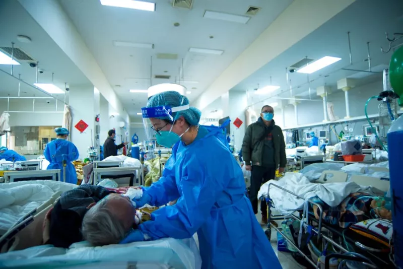 中國上海疫情爆發，醫療人力資源不足。 圖：翻攝自澎湃新聞（資料照）