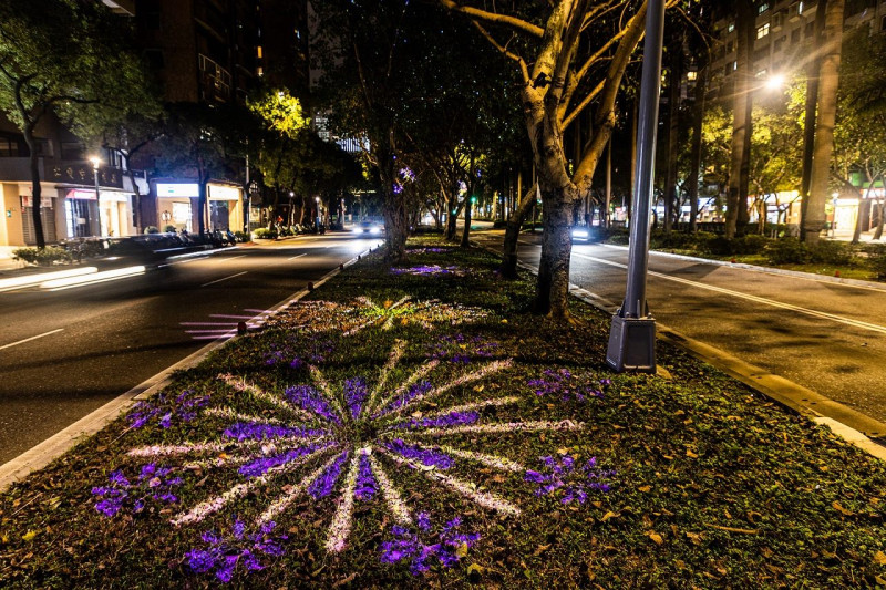 從仁愛圓環往市府前進，沿途繽紛燈飾妝點出美麗的台北夜景。   圖：台北市政府觀光傳播局／提供