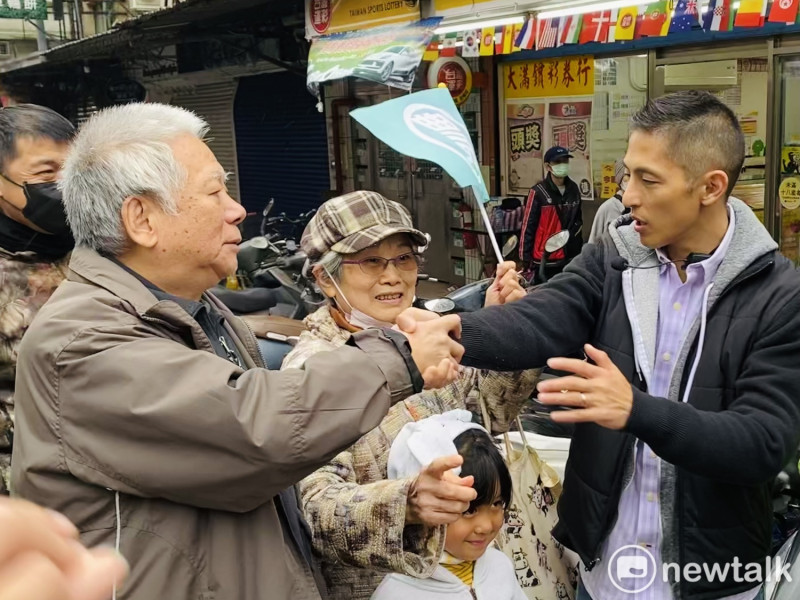 民進黨第三選區（中山、北松山）立委補選候選人吳怡農今赴濱江市場掃街，還遇到有民眾自備2020立委選舉「農」旗幟的支持者來合影。   圖：周煊惠 / 攝