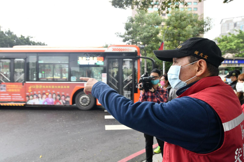 侯友宜到公車行經路口視察駕駛路口停讓動作落實情形，維護行人安全。   圖：新北市新聞局提供