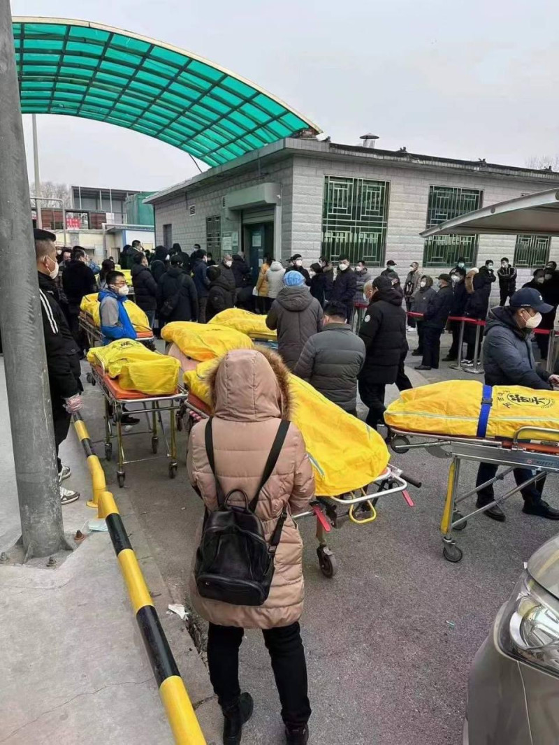 在疫情惡化之下，中國陸續傳出醫療與殯葬系統超載崩潰的狀況。   圖：擷自推特@BravoEveryone