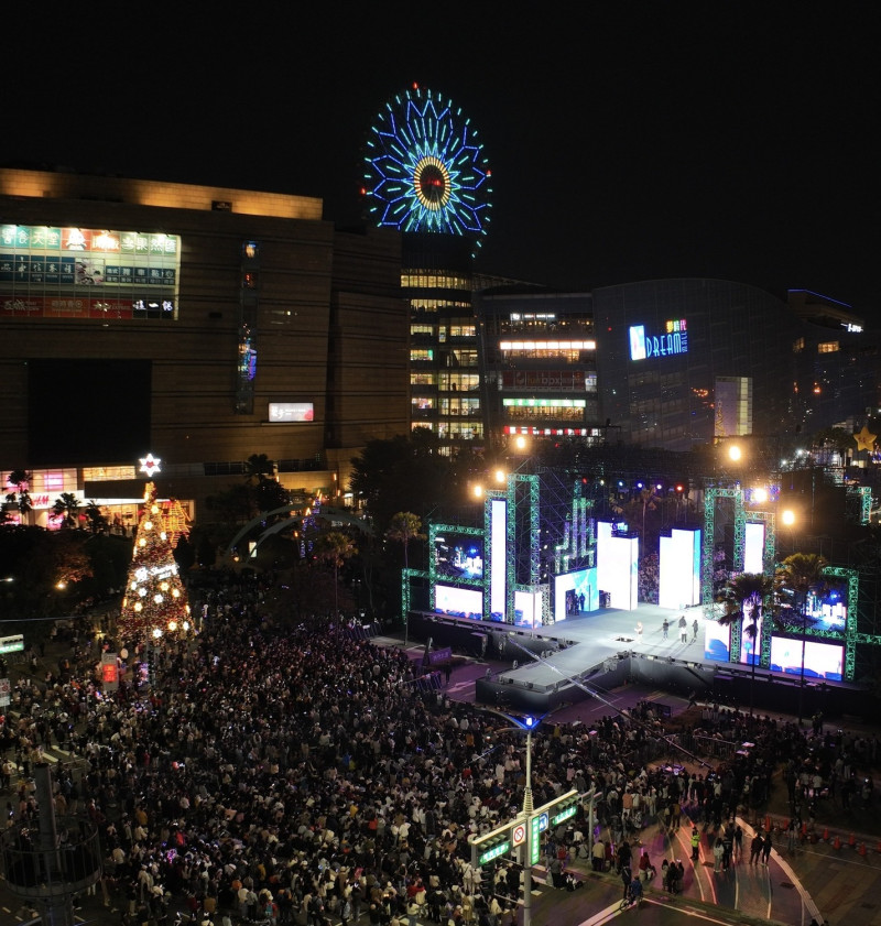 高雄跨年《亞灣未來市演唱會》，大量人潮湧現。   圖：高雄市政府 Kaohsiung City Government臉書