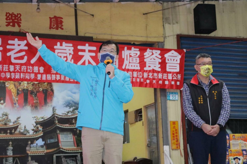 新莊區長林耀長在獨老歲末圍爐慶團圓活動中致詞。   圖：新莊區公所提供