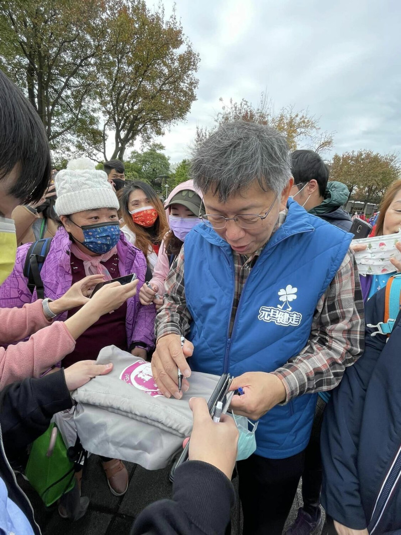 媒體問到超徵稅收其中1800應發現金還是N倍券好，柯文哲遭批評稱這是典型的欺騙人民，質疑中華民國不可能收支平衡。   圖：擷自柯文哲臉書