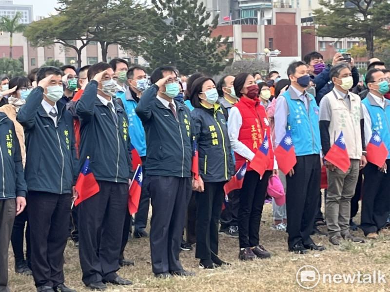 為迎接112年元旦新年，台南市政府分別於新營區南瀛綠都心公園及永華市政中心西拉雅廣場舉辦升旗典禮，台南市長黃偉哲、議長邱莉莉和多位議員和市府各局處首長都出席盛會，與市民共同為新的一年揭開序幕。   圖：黃博郎／攝