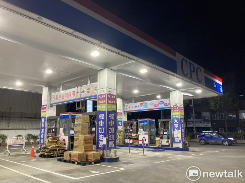 台灣中油公司自明(5)日凌晨零時起汽、柴油各調降0.4元及0.1元。   圖：林岑韋／攝