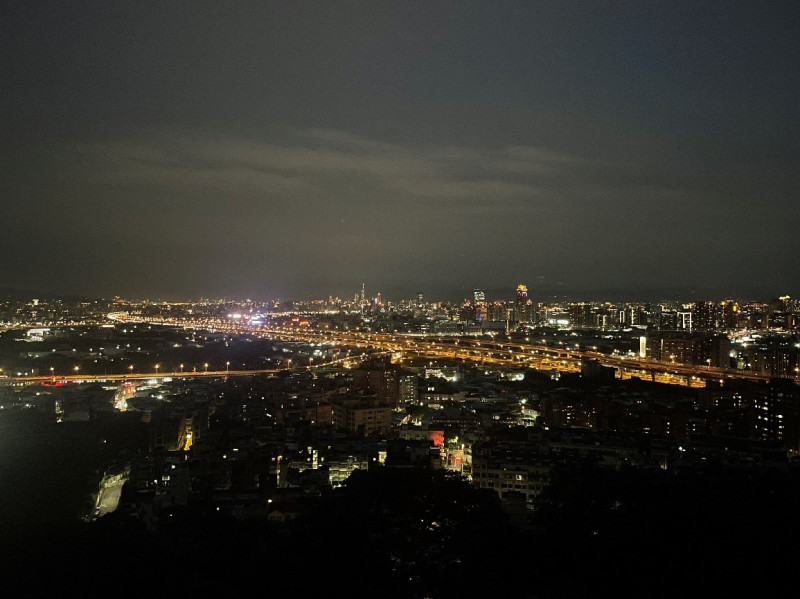 五股水碓觀景公園可供在夜晚賞閃爍的燈火夜景。   圖：新北市景觀處提供