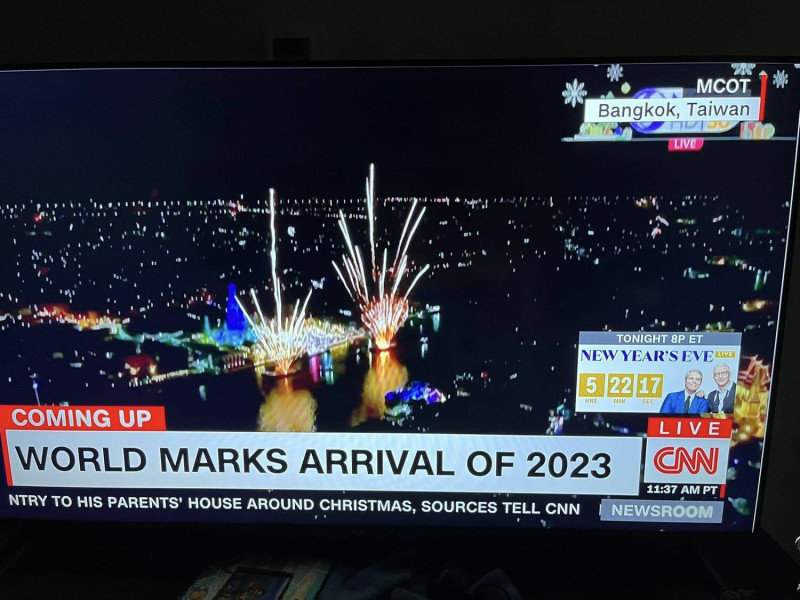 有網友發現，在曼谷慶祝新年的畫面卻標註台灣的字樣。   圖：網友截圖
