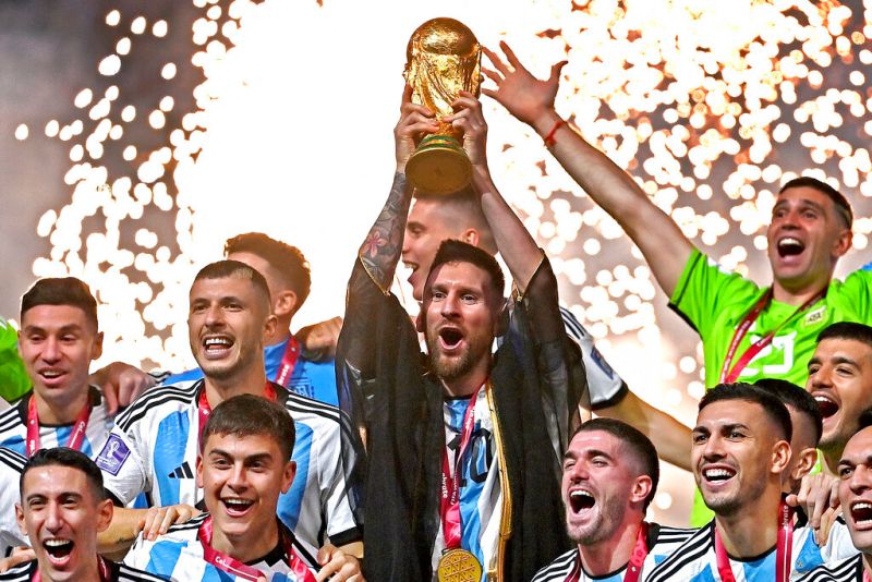 2022卡達世界足球盃19日凌晨落幕，由梅西所領軍的阿根廷奪下冠軍。此時梅西高舉的獎盃是真的。（圖／美聯社／達志影像）   