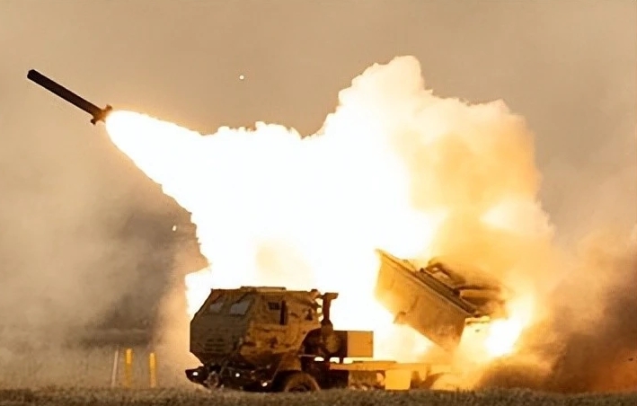 俄烏戰爭，兩國互射火箭彈。   圖 : 翻攝自14號觀察室
