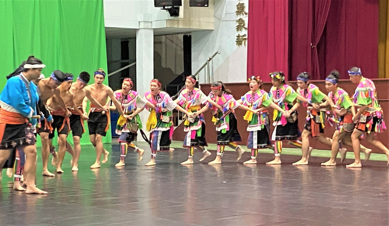 原民專班學生們重現台東阿美族興昌部落經典的傳統樂舞。   圖：新北市教育局/提供