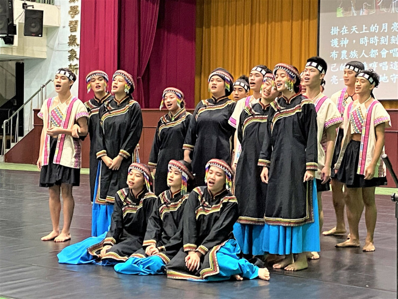 樹林高中原民專班學生們以渾厚嘹亮的嗓音，詮釋布農族傳統歌謠。   圖：新北市教育局/提供