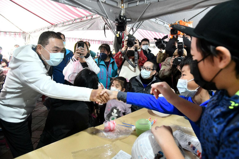 新莊彩繪活動現場，大小朋友熱情地和新北市長侯友宜打招呼，互道新年快樂。   圖：新莊區公所/提供