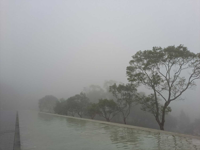 起霧反而看見日月潭另一種美，讓民眾興奮直呼，「要不要美成這樣？！」。   圖：翻攝自日管處臉書