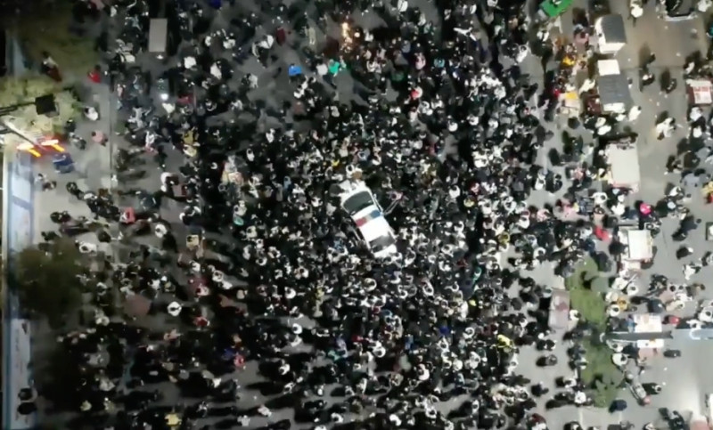 河南周口市數名年輕人因違反當局禁令施放煙火，大批特警到場逮捕取締，隨即便爆發激烈警民衝突。   圖：截自推特@whyyoutouzhele