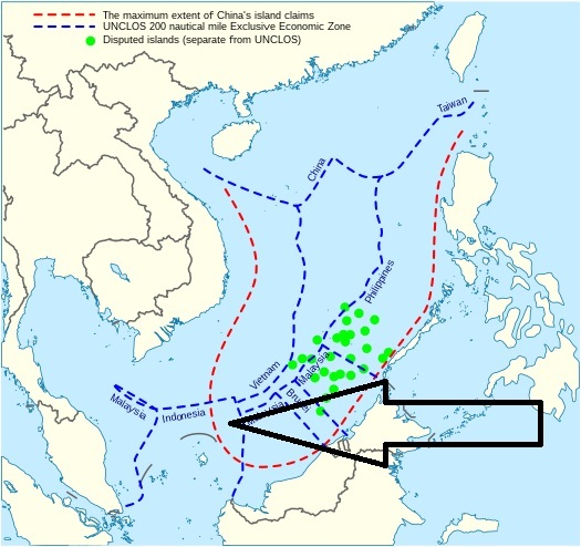 中國畫設南海「九段線」(紅線)以宣示自身在南海主權，但在 2016 年海牙常設仲裁法院判定無法律依據。   圖：翻攝自維基百科