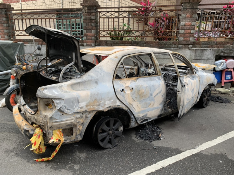 桃市昨發生角頭遭槍殺命案，槍手作案車輛被發現在新北遭焚燒，目前已被拖回桃園分局。   圖：林昀真/翻攝