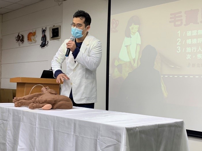 獸醫師謝侑達進行寵物CPR教學。   圖：新北市動保處提供