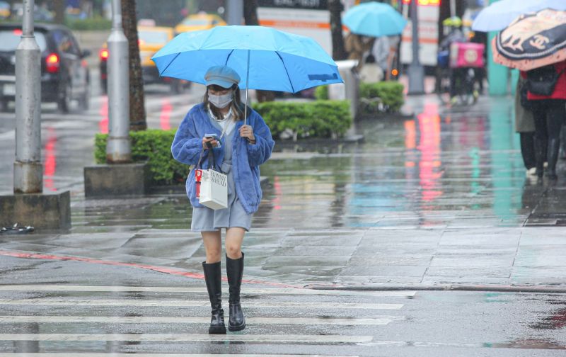 今（4）日台灣各地是多雲到陰的天氣型態，迎風面北部、東部地區有局部短暫雨發生。   圖／記者葉政勳攝