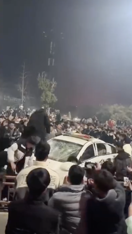 河南周口民眾因施放煙火遭逮，包圍警車抗議。 圖：截自推特影片