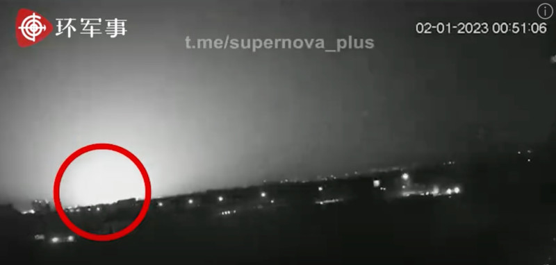 烏克蘭軍方雖稱已擊落2日攻勢中的所有無人機，但據中媒貼出的現場影片顯示，地面仍有一些目標被俄羅斯無人機擊中。   圖：截自「環球軍情局」