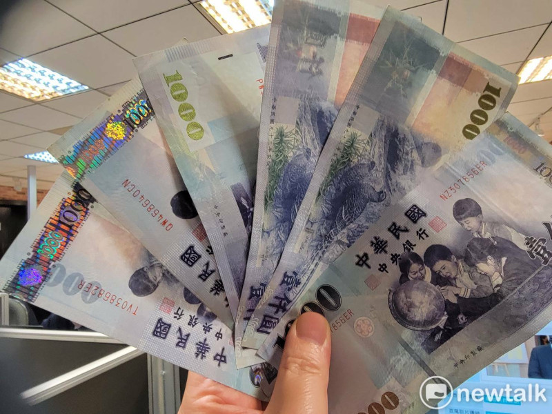 行政院長蘇貞昌今（4）日宣布，將普發現金 6 千元，並研擬直接匯入民眾帳戶。(示意圖)   圖 : 謝步智/ 攝