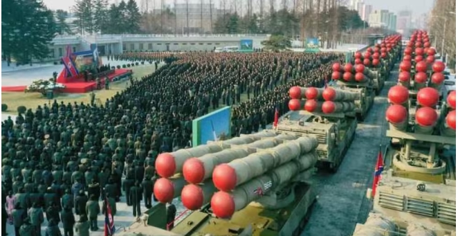 北韓即將部署的 30 門新型超大口徑火箭砲，並表示這種火箭砲能夠搭載戰術核火箭，射程足以打擊韓國境內任何的軍事目標。 圖 : 翻攝自朝中社
