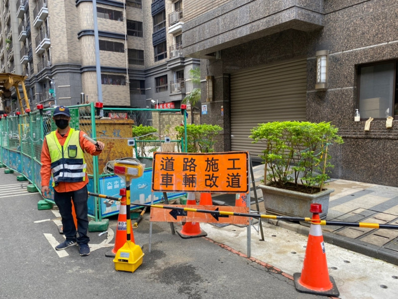 做好交通維持措施，給用路人安全通行環境。   圖：新北市水利局提供