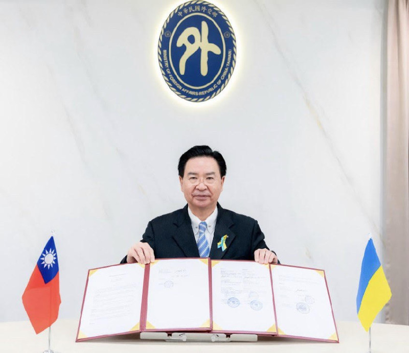 吳釗燮部長與完成簽署的三份MOU合影。   圖：外交部提供