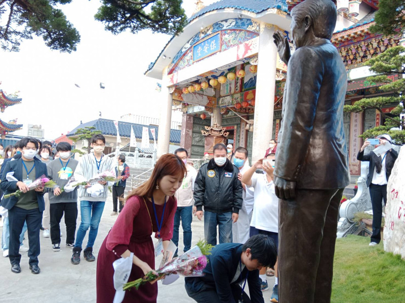 日本留台學生向安倍銅像獻花致意。   圖：孫家銘攝