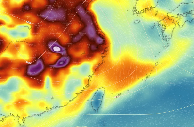 週末中國上空大片空汙將伴隨著冷氣團來到台灣。   圖：取自《台灣颱風論壇｜天氣特急》臉書